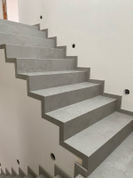  Ukazka-realizace-schody-s-vinylovou-podlahou-BUKOMA-STONE-UCLICK-Beton kamen svetly